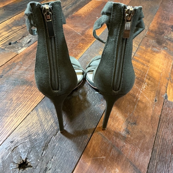 Chrissy Teigen x REVOLVE Marina Olive Green Twist Detail Heels Women’s 9.5 - Picture 8 of 9